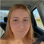 Profesora de inglés que imparte clases a niños